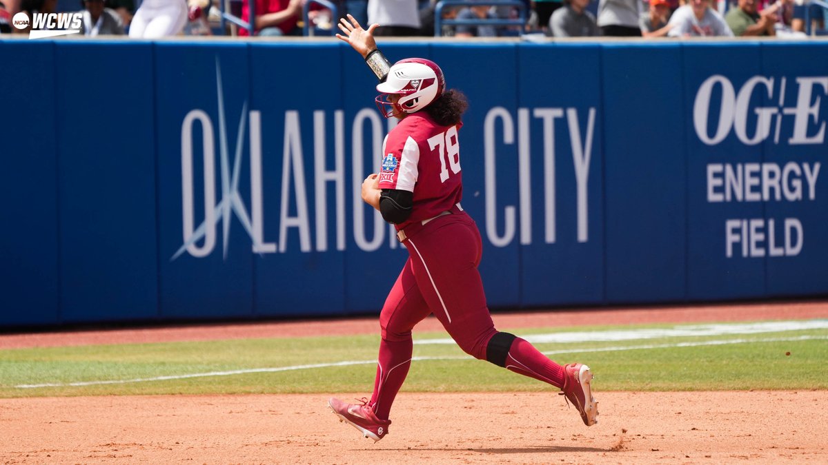 NCAASoftball's tweet photo. 𝑾𝒐𝒖𝒍𝒅 𝒚𝒐𝒖 𝒆𝒙𝒑𝒆𝒄𝒕 𝒂𝒏𝒚𝒕𝒉𝒊𝒏𝒈 𝒆𝒍𝒔𝒆 𝒇𝒓𝒐𝒎 𝒕𝒉𝒆 𝑸𝒖𝒆𝒆𝒏? 👑

#WCWS x @OU_Softball https://t.co/FgyRu9yPPJ