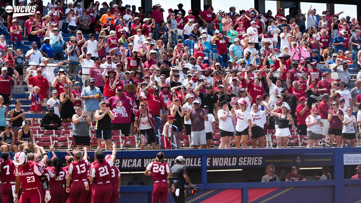 NCAASoftball's tweet photo. 𝑾𝒐𝒖𝒍𝒅 𝒚𝒐𝒖 𝒆𝒙𝒑𝒆𝒄𝒕 𝒂𝒏𝒚𝒕𝒉𝒊𝒏𝒈 𝒆𝒍𝒔𝒆 𝒇𝒓𝒐𝒎 𝒕𝒉𝒆 𝑸𝒖𝒆𝒆𝒏? 👑

#WCWS x @OU_Softball https://t.co/FgyRu9yPPJ