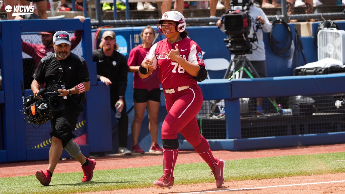 NCAASoftball's tweet photo. 𝑾𝒐𝒖𝒍𝒅 𝒚𝒐𝒖 𝒆𝒙𝒑𝒆𝒄𝒕 𝒂𝒏𝒚𝒕𝒉𝒊𝒏𝒈 𝒆𝒍𝒔𝒆 𝒇𝒓𝒐𝒎 𝒕𝒉𝒆 𝑸𝒖𝒆𝒆𝒏? 👑

#WCWS x @OU_Softball https://t.co/FgyRu9yPPJ
