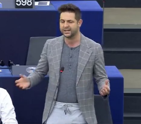 Ten_Psycholog's tweet photo. Kochani znacie mnie…ja tam zbyt uszczypliwy i złośliwy nie jestem. Dlatego zapytam najdelikatniej jak mogę. Czy ktoś ma dojście do Pana Patryka i mógłby mu przekazać że reprezentując NASZ KRAJ nie wypada zakładać dresów do pracy?
Ps.Tylko błagam nie przekazujcie przez Szydło 🤦♂️ https://t.co/yIz0wkriNe