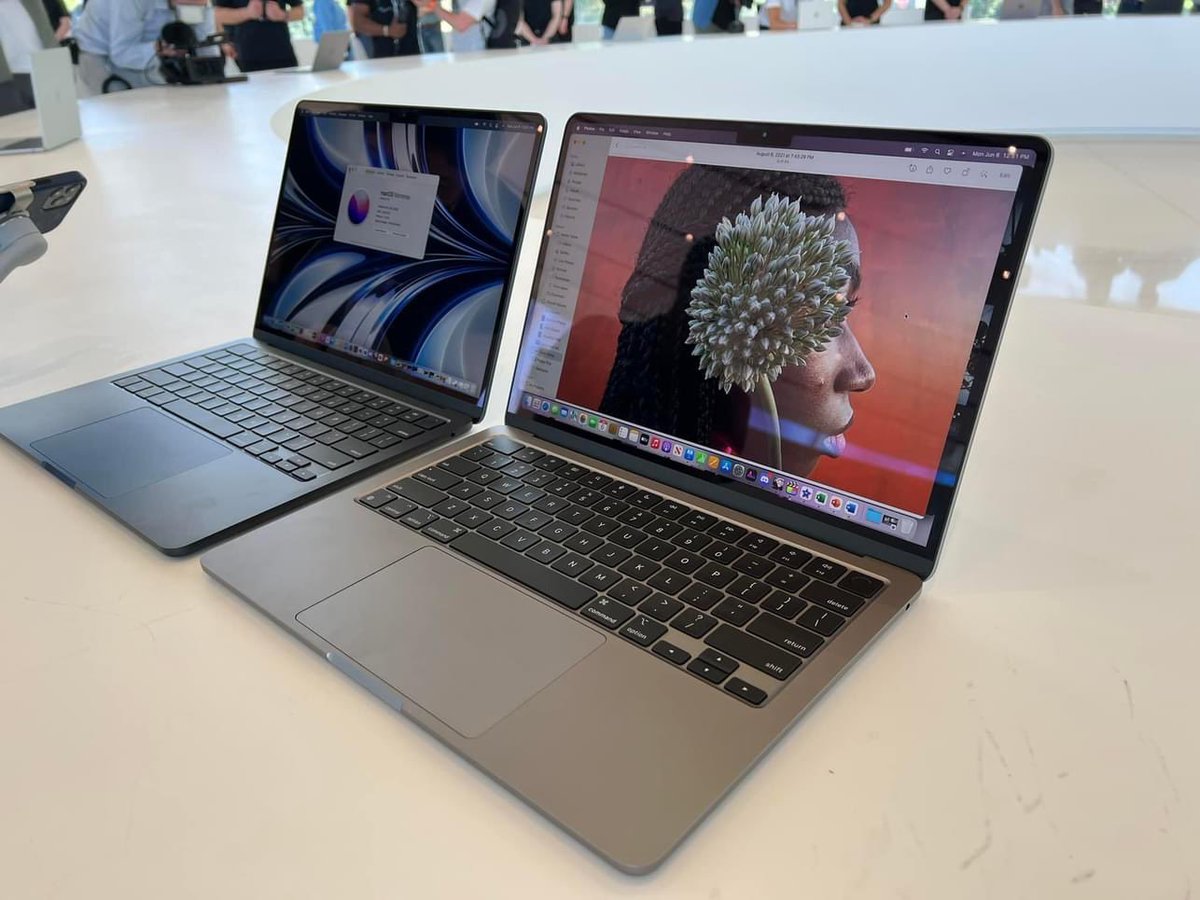 iPhonemods's tweet photo. พาชมเครื่องจริง MacBook Air ชิป M2 ที่เพิ่งเปิดตัวในงาน WWDC22 ราคาเริ่มต้น 43,900 บาท มีให้เลือก 4 สี คือ เงิน, สตาร์ไลท์, มิทไนท์และสเปซเกรย์ 
ตอนนี้ยังไม่มีกำหนดการวางขายในประเทศไทยครับ 

#MacBookAir2022 #MacBookAirM2 #WWDC22 #iMoD https://t.co/H27PWtojt9