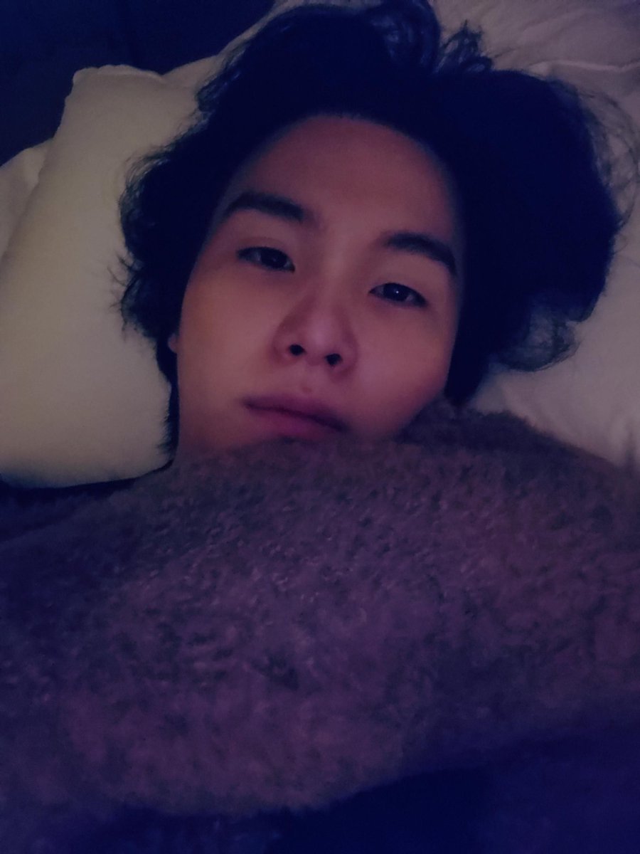 Clelinou972's tweet photo. Bon j'avais un peu oublié qu'aujourd'hui c'est asrd donc on va au plus simple c'est bien d'etre cozy non ? 😜💜
#ARMYSelcaDay #ARSD #teambed #Yoongi #BTS @BTS_twt https://t.co/Kufu1D2KYR