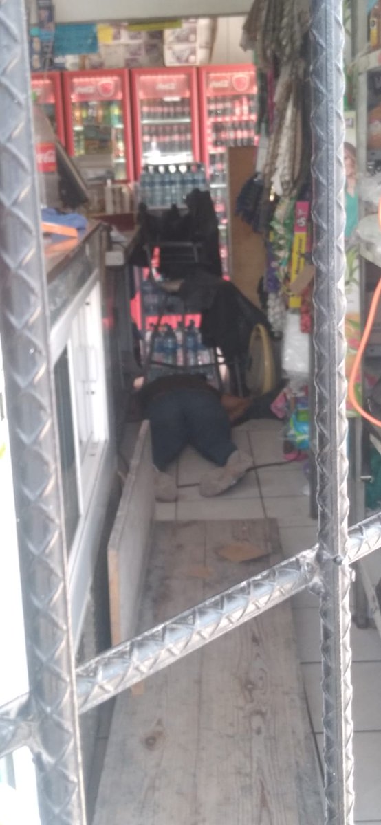 ColimaAlMonento's tweet photo. reportan detonaciones de arma de fuego sobre la calle Liceo de Varones en la colonia Torres Quintero del municipio de Colima

Minutos después se supo que era una femenina la lesionada por arma de fuego, falleció en el lugar de los hechos. https://t.co/2uKr2LC0Dc