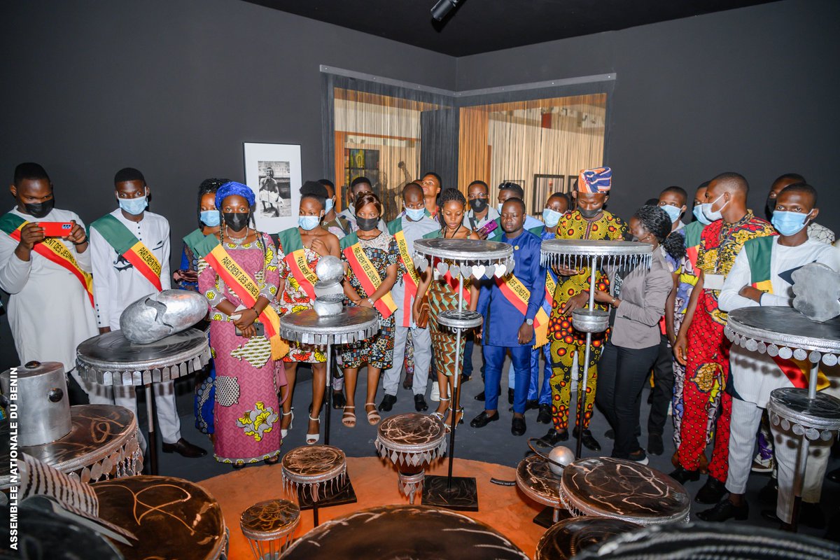 BataTidjani's tweet photo. Retour en images des jeunes parlementaires du Bénin (3ème mandature) lors de la visite des trésors royaux au palais de la Marina
#PJB3 https://t.co/rG7QsG2Qr3