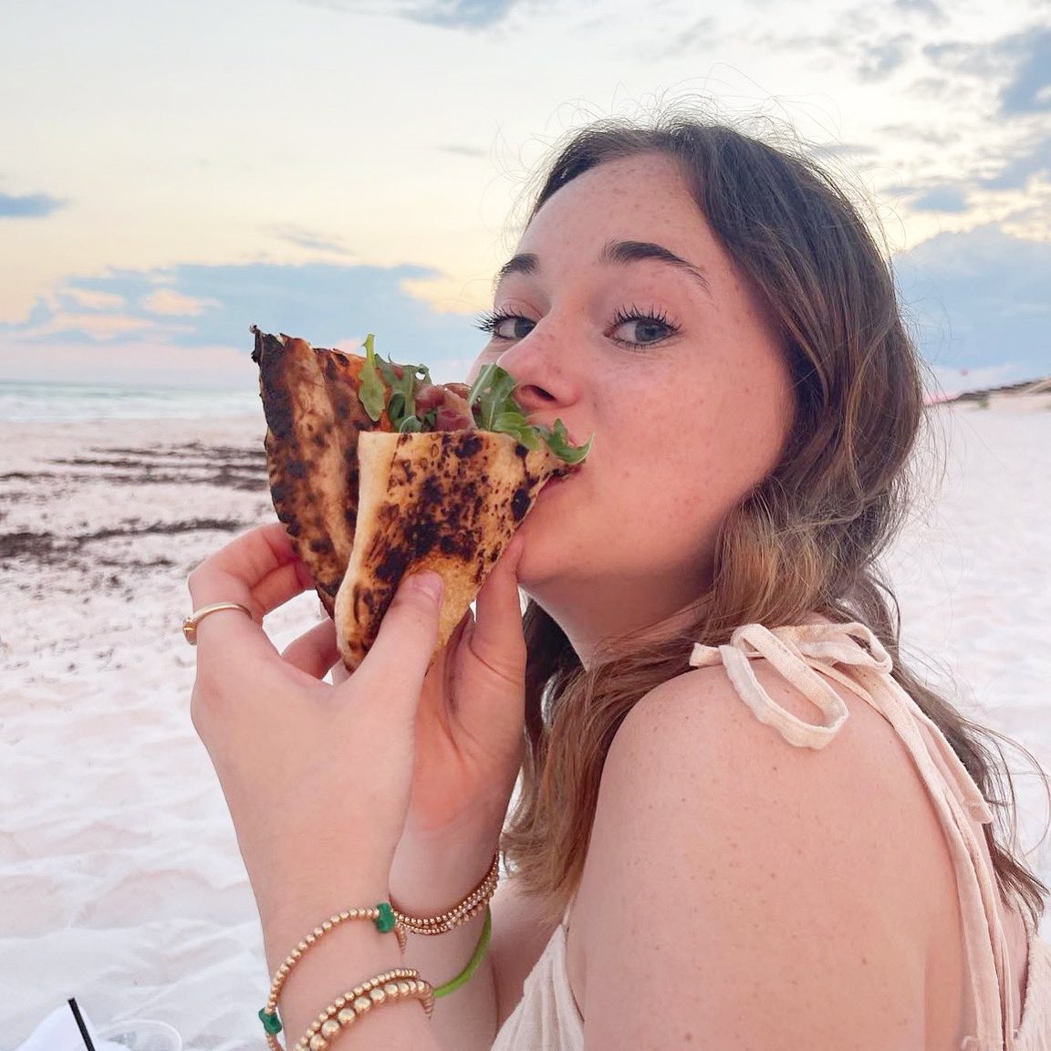 That first bite… 🤌 We love this happy picture by <a href="/liliawardd/">lily ward</a>! ❤️