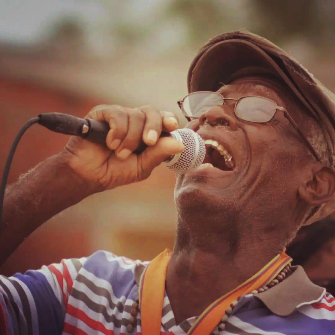 En África la muerte de un griot se lamenta como si ardiera una biblioteca milenaria, se va con él una parte importante de su cultura. Eso acaba de pasar en Palenque con la partida del maestro Rafael Cassiani, el griot que protagonizó los mejores momentos del afro-root colombiano.