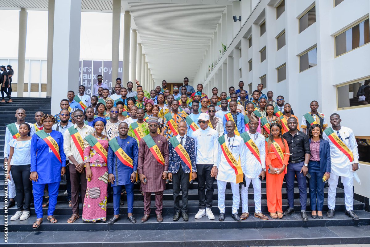 BataTidjani's tweet photo. Retour en images des jeunes parlementaires du Bénin (3ème mandature) lors de la visite des trésors royaux au palais de la Marina
#PJB3 https://t.co/rG7QsG2Qr3