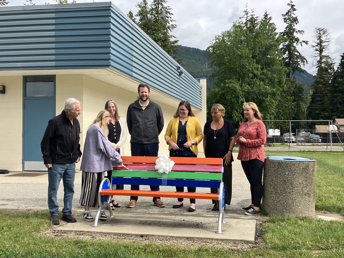 DOSicamous's tweet photo. Today, a Ribbon Cutting Ceremony took place for a new Buddy Bench at #ParkviewElementary. The #BuddyBench, which helps students signal they would like someone to play with, was initiated by Grade 6 student Hazel Spanke. #Sicamous Council was pleased to support the initiative. https://t.co/3Tjr3zO1gn