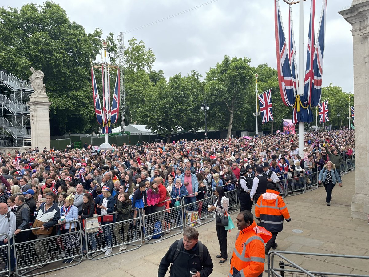 CharlieWard5's tweet photo. End of a busy weekend at the #PlatinumJubilee with @SJANorthMRT, @SJALondonMRT &amp; @Ldn_Ambulance. Great to support the teams on the ground and alongside MRT Bronze! https://t.co/su36B83RbO