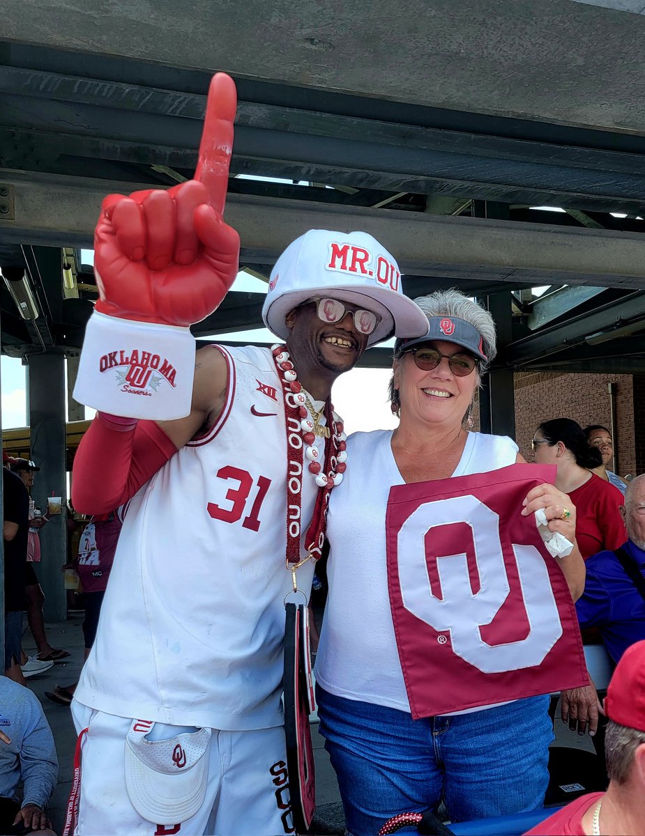 davidel57's tweet photo. Time for some Sooner Magic at the #WCWS. #BeatUCLA #WCWSSELFIE https://t.co/rJbztNcOpf