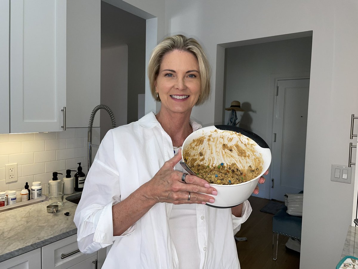 kontentkim's tweet photo. I’m In the kitchen baking cookies! I hope @BarstoolBigCat likes these cookies - they are fail proof and awesome! #monstercookies #cookiemonster https://t.co/YpTZAJFNCT