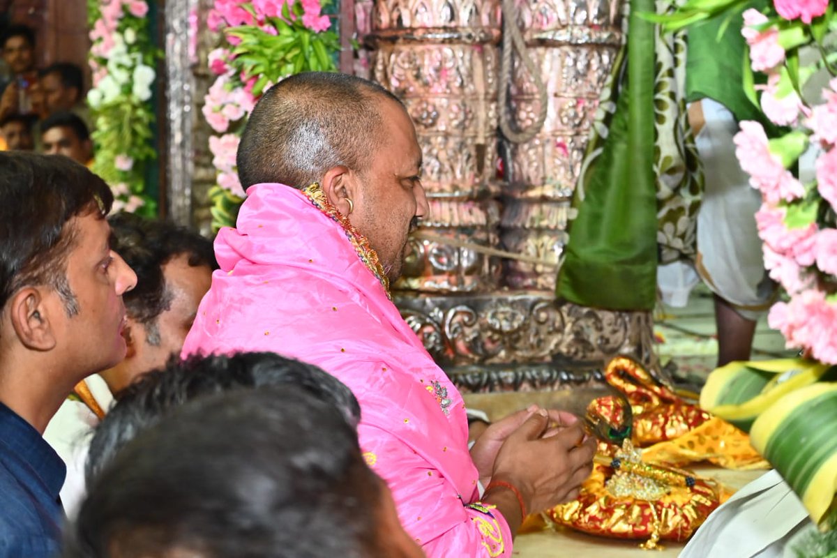 DMMathura1's tweet photo. मा0 मुख्यमंत्री श्री योगी आदित्यनाथ जी ने श्री बांके बिहारी जी मन्दिर में विधि-विधान से पूजा अर्चना की। https://t.co/jgNJDeTXoX