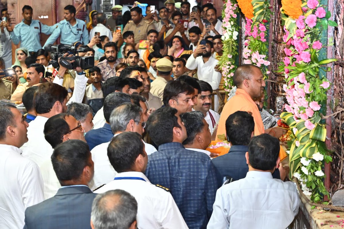 DMMathura1's tweet photo. मा0 मुख्यमंत्री श्री योगी आदित्यनाथ जी ने श्री बांके बिहारी जी मन्दिर में विधि-विधान से पूजा अर्चना की। https://t.co/jgNJDeTXoX
