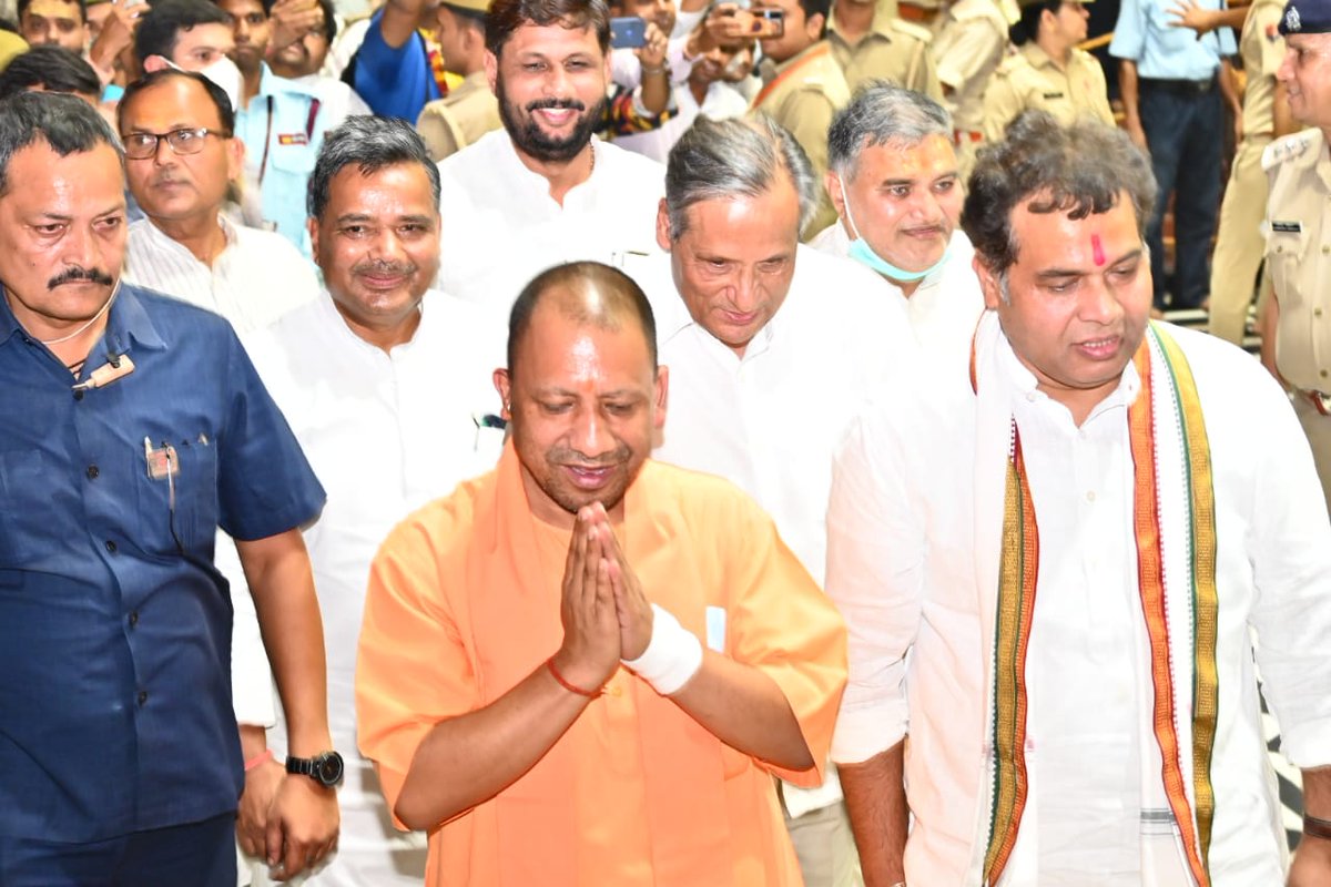 DMMathura1's tweet photo. मा0 मुख्यमंत्री श्री योगी आदित्यनाथ जी ने श्री बांके बिहारी जी मन्दिर में विधि-विधान से पूजा अर्चना की। https://t.co/jgNJDeTXoX