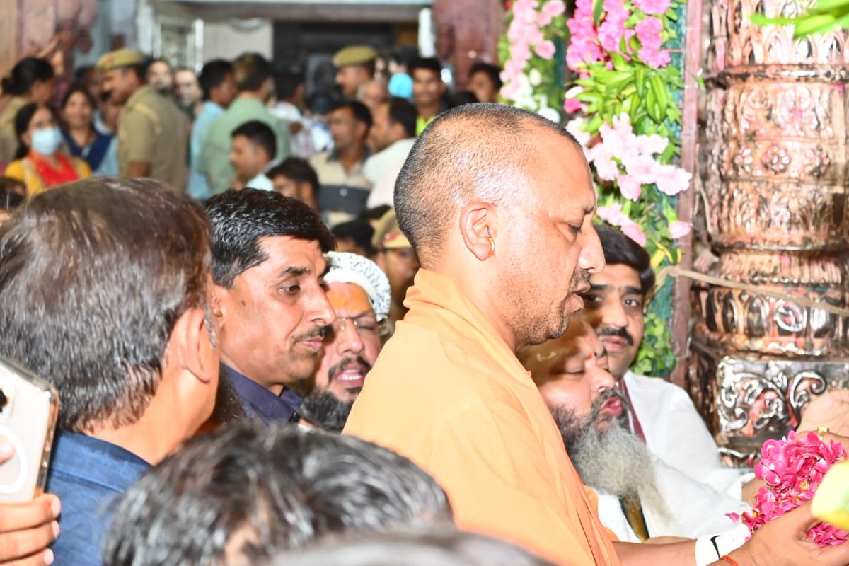 DMMathura1's tweet photo. मा0 मुख्यमंत्री श्री योगी आदित्यनाथ जी ने श्री बांके बिहारी जी मन्दिर में विधि-विधान से पूजा अर्चना की। https://t.co/jgNJDeTXoX