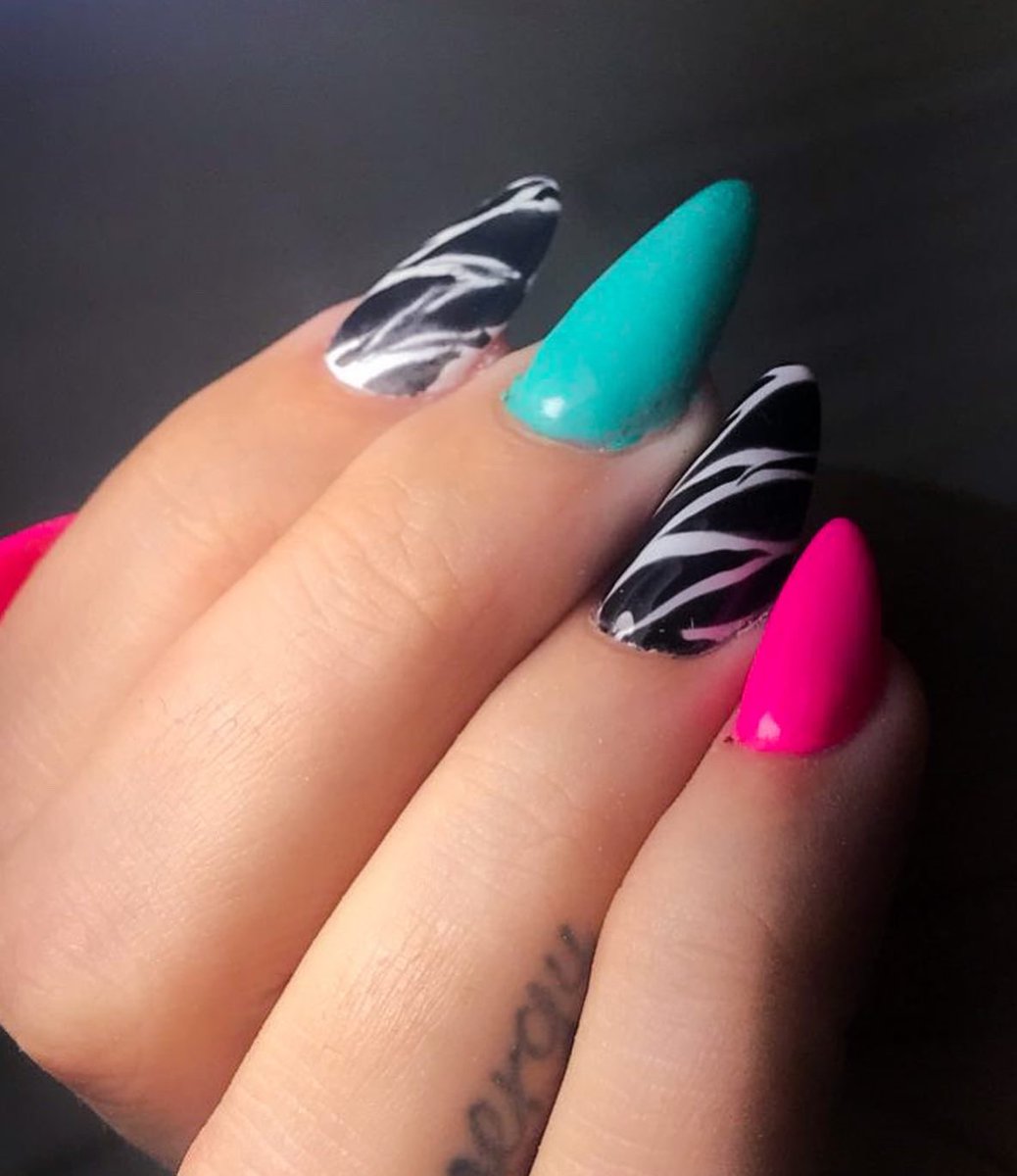 Karol_oi's tweet photo. gente, minha mamis tá precisando de modelo pra alongamento de polygel! 
ela vai cobrar em torno de 60$, eu to com a minha a quase duas semanas já intacta!!!
quem se interessar me chama 💗 https://t.co/Hr63ZYCxbQ