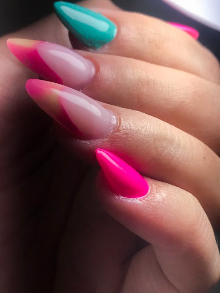 Karol_oi's tweet photo. gente, minha mamis tá precisando de modelo pra alongamento de polygel! 
ela vai cobrar em torno de 60$, eu to com a minha a quase duas semanas já intacta!!!
quem se interessar me chama 💗 https://t.co/Hr63ZYCxbQ