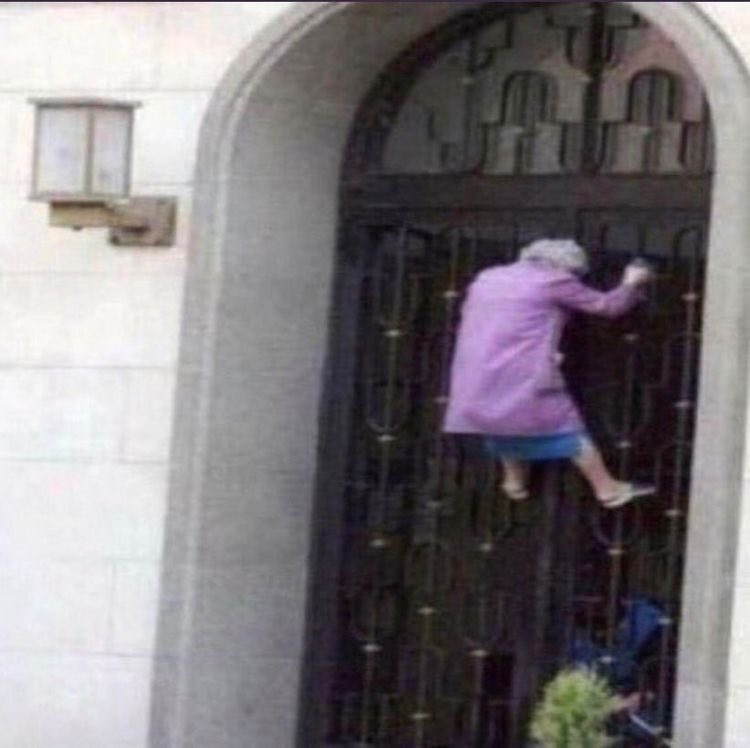 Beatrice_oy's tweet photo. Dami’s dad trying to break in the villa after he noticed the piercings😭#loveisland https://t.co/08U7SoZqGS