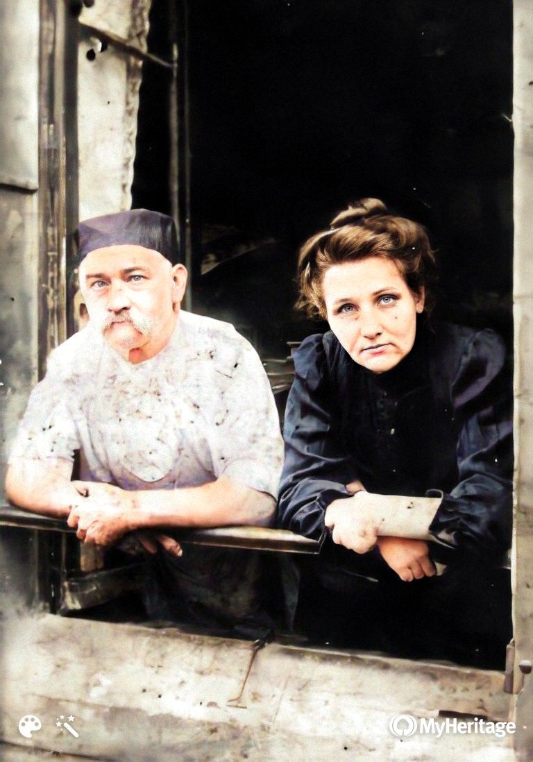 archfamiliales's tweet photo. Quand une #photo de mes #aïeux (Le Havre, XIXe siècle) reprend vie grâce à la #colorisation ! Famille LEOST.
@MyHeritageFR @geneanet #genealogie #Leost #LeHavre https://t.co/ythCnjJLaV
