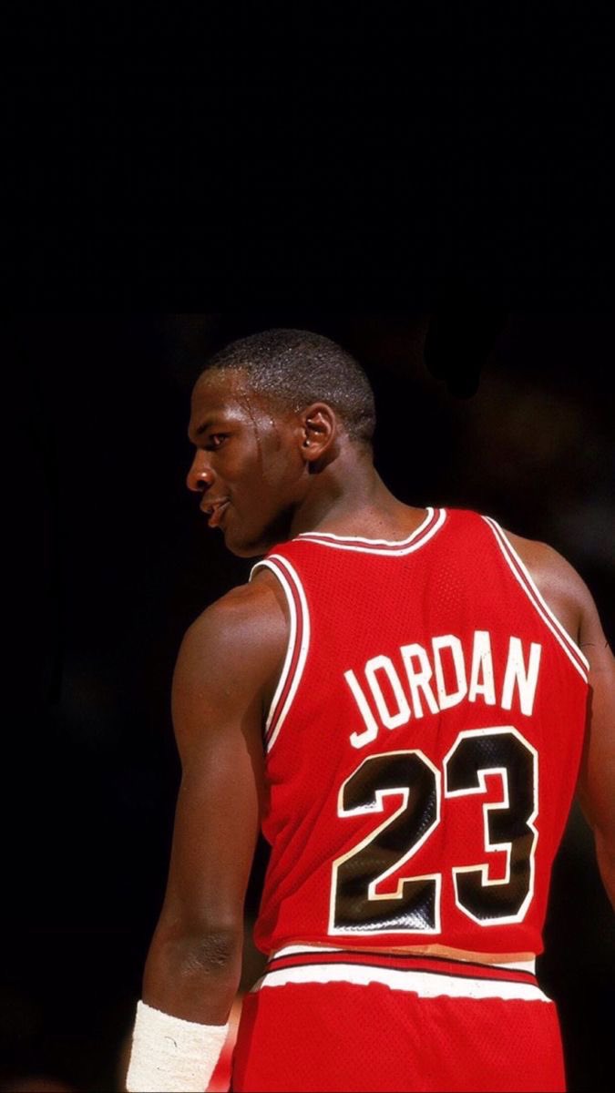 En 1985, les premières baskets Jordan sont nées. Mais cela ne plaisait pas à David Stern qui n’aimait pas les couleurs divergentes qu’elles avaient comparées à l’uniforme des Bulls. Il a donc fait payer à MJ 5.000$/match joué avec elles. Bien sûr, Nike payait les amendes 😅