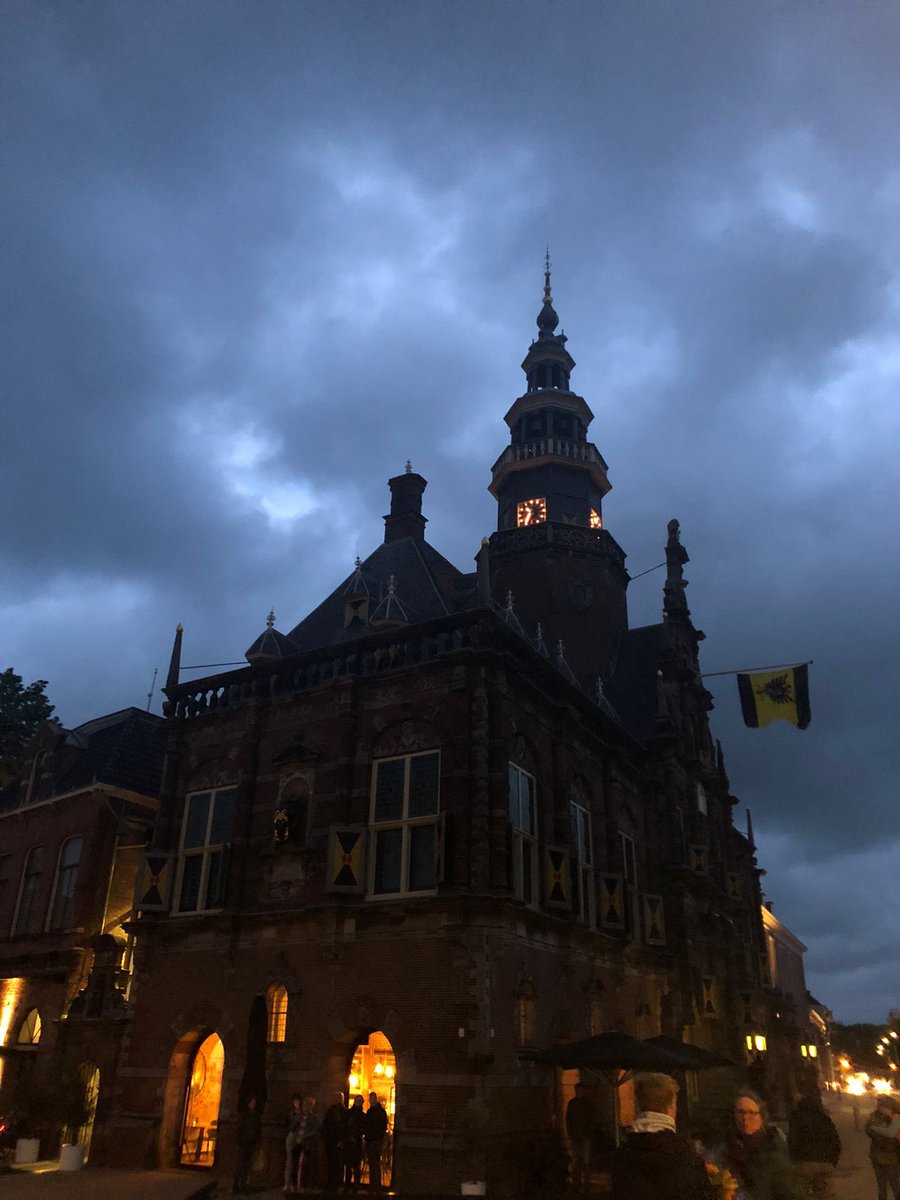 Fietselfsteden's tweet photo. Inmiddels is de laatste stempelpost verhuisd naar het stadhuis van Bolsward. Hier krijgen de laatste finishende deelnemers hun welverdiende medaille. Van harte gefeliciteerd met deze prestatie! 👏🏻 https://t.co/0HKkVdzkk1
