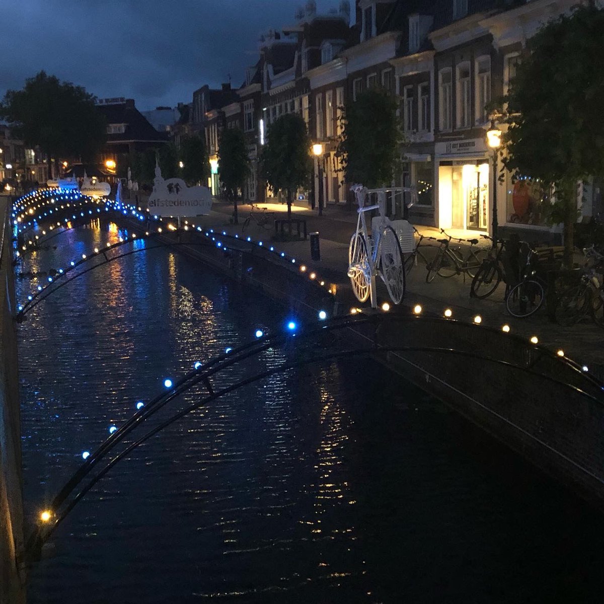 Inmiddels is de laatste stempelpost verhuisd naar het stadhuis van Bolsward. Hier krijgen de laatste finishende deelnemers hun welverdiende medaille. Van harte gefeliciteerd met deze prestatie! 👏🏻