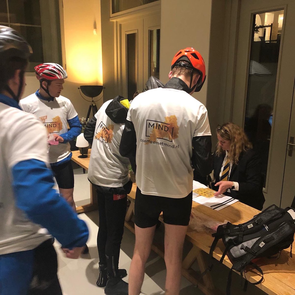 Fietselfsteden's tweet photo. Inmiddels is de laatste stempelpost verhuisd naar het stadhuis van Bolsward. Hier krijgen de laatste finishende deelnemers hun welverdiende medaille. Van harte gefeliciteerd met deze prestatie! 👏🏻 https://t.co/0HKkVdzkk1
