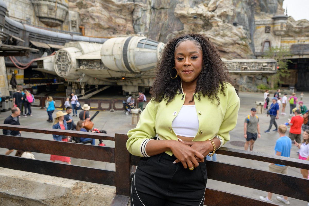 MauiMickey702's tweet photo. DisneyParks: #ObiWanKenobi star Moses Ingram recently visited @Disneyland to see the new @DisneyPlus series-themed sand carving at #DowntownDisney. Learn more: https://t.co/uSMHktkcIw https://t.co/0OGvFviZyb