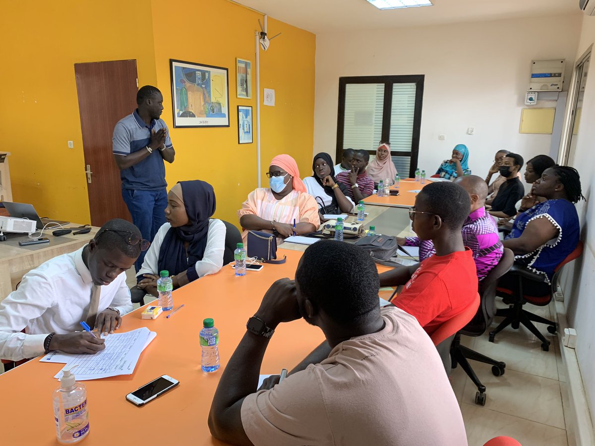 royukaay's tweet photo. La formation sur « l’acceptation de soi pour se  construire une confiance en soi durable » fut une réussite totale. Sous la houlette de M. Seck, une belle interaction a eu lieu, ce qui a permis aux apprenants de repartir avec une plus-value et de développer leur capital confiance https://t.co/2IHj6wCA7Q