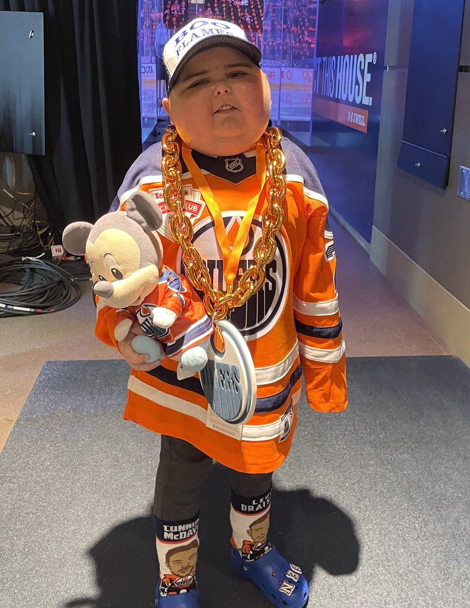 m_dan25's tweet image. We still have 8 more Play La Bamba, Baby’s to go. Ben’s going to the @EdmontonOilers game tonight and he’ll make sure to bring his lucky chain AND lucky socks. #benoilersstrong #letsgooilers #oilers