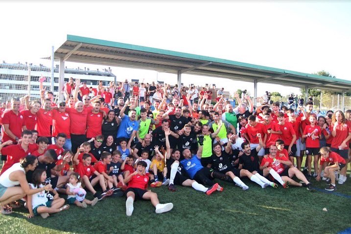 EdgarTornero1's tweet photo. El 24 de abril perdimos 3-0 en Balaguer, nos quedamos a 6 puntos de los puestos de ascenso a falta de solo seis jornadas, el martes siguiente el vestuario era un velatorio. Apostamos por “el cuento de la vieja”, el resto es historia.

ENHORABUENA EQUIPAZO, NOS LO MERECEMOS!🔴⚫️ https://t.co/frw0mxYpxW