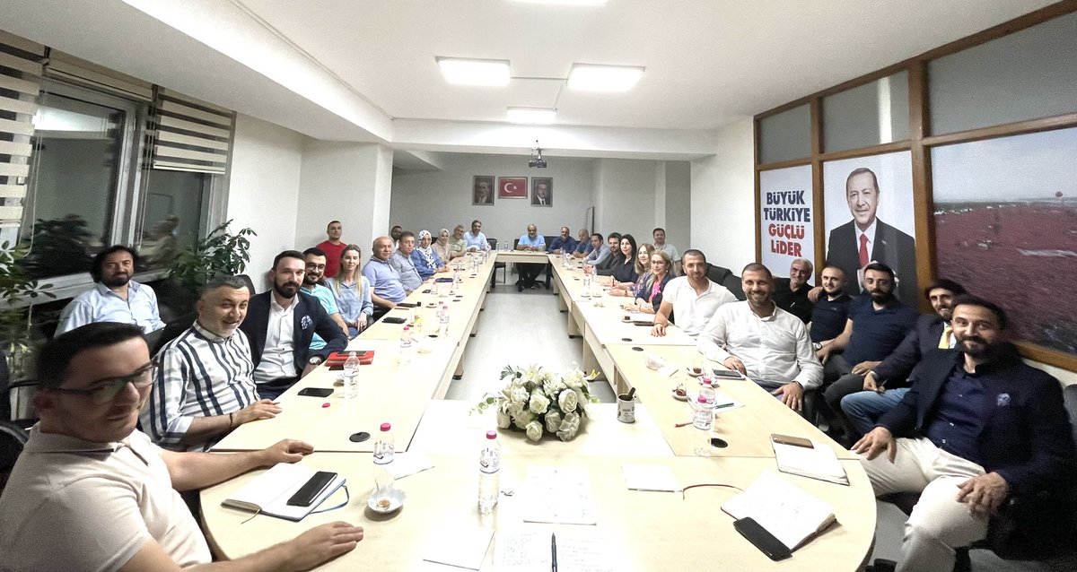 Ataşehir ilçe yürütme ve yönetim kurulu toplantımızı il yön.kur.üyelerimiz <a href="/ZEYBAY/">ZEYNEP BAYIR</a> <a href="/mtalhakor/">M. Talha Kor</a> katılımı ile gerçekleştirdik. Teşkilat içi ve halka yönelik faaliyetlerimizi değerlendirdik. 

 2023 seçimlerine emin adımlarla ilerliyoruz.

“Mesele MEMLEKET meselesi”