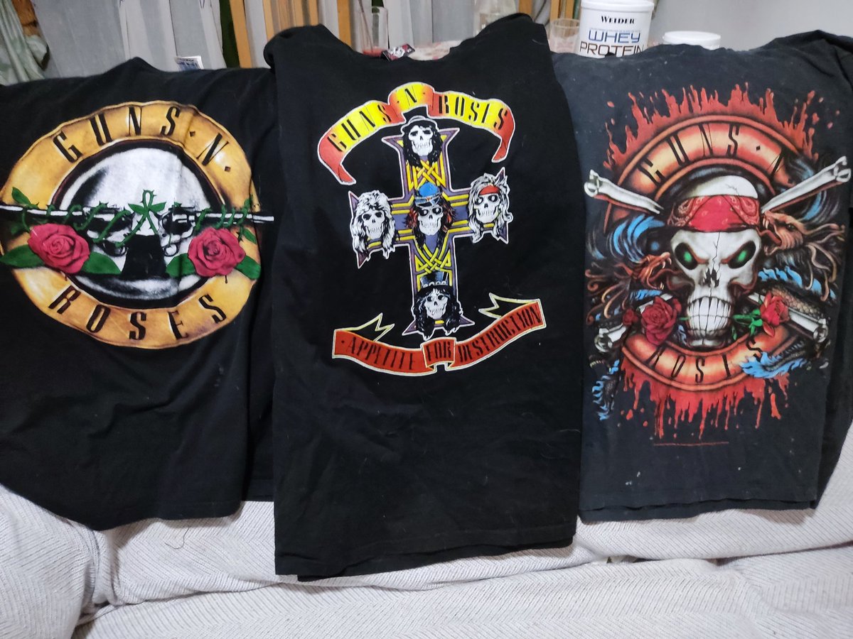 TeamDestroyer03's tweet photo. Escogiendo camisetas para mañana el pre concierto y concierto. #GunsNRoses #Sevilla #7junio #conciertogunsandroses @axlrose https://t.co/QvLPykFAsl