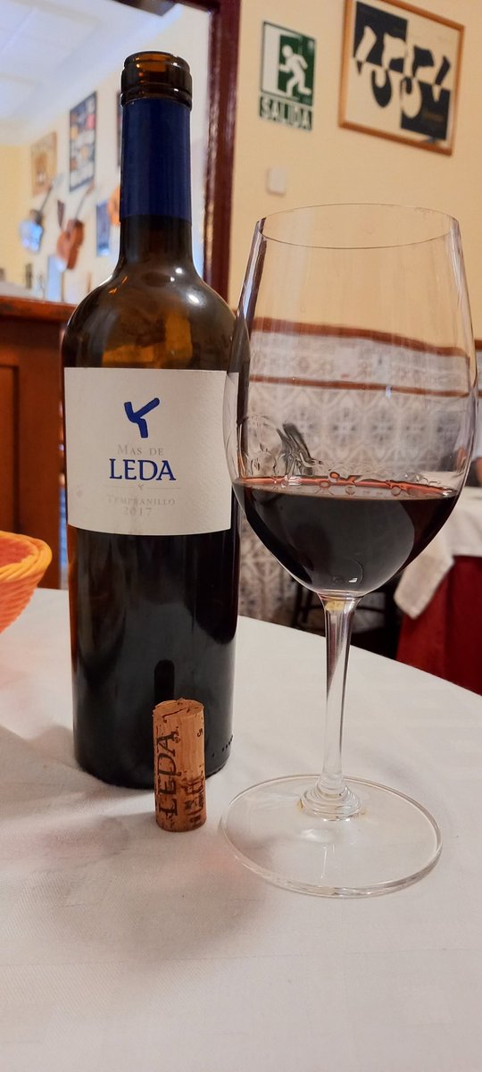 mimundodelvino's tweet photo. A las buenísimas noches #winelovers Mas de Leda 2017 #bodegasleda @MasaveuBodegas #tempranillo #vtcastillayleon
Es un tinto intenso, poderoso, amplio, carnoso, pero la fruta y la acidez están muy presentes, final largo y untuoso. Necesita su tiempo para abrir 😋
#mimundodelvino https://t.co/vaDoYYeJWn