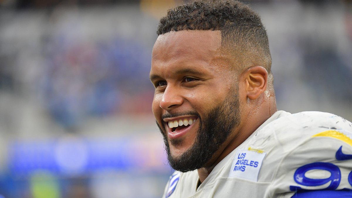 AroundTheNFL's tweet photo. 𝗕𝗥𝗘𝗔𝗞𝗜𝗡𝗚: Rams restructure Aaron Donald's contract to make him the highest-paid non-QB in NFL history (per @RapSheet)

https://t.co/ccb9qlY1Lc https://t.co/nA2eYiZVE2