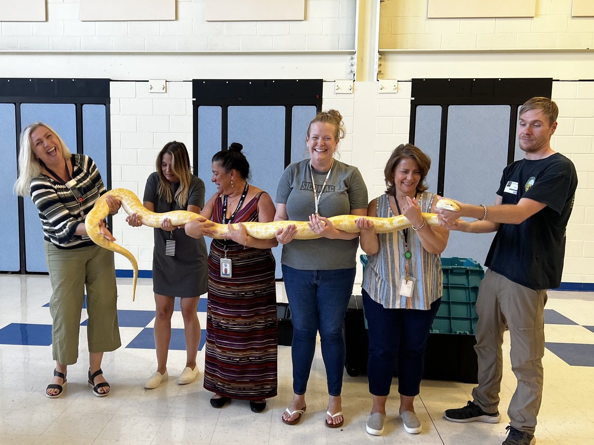 ECalamito's tweet photo. I work with the best team! ♥️ It was a fun morning in 1st! @MoorLmoor @misspetela https://t.co/RpXjUaB2F6