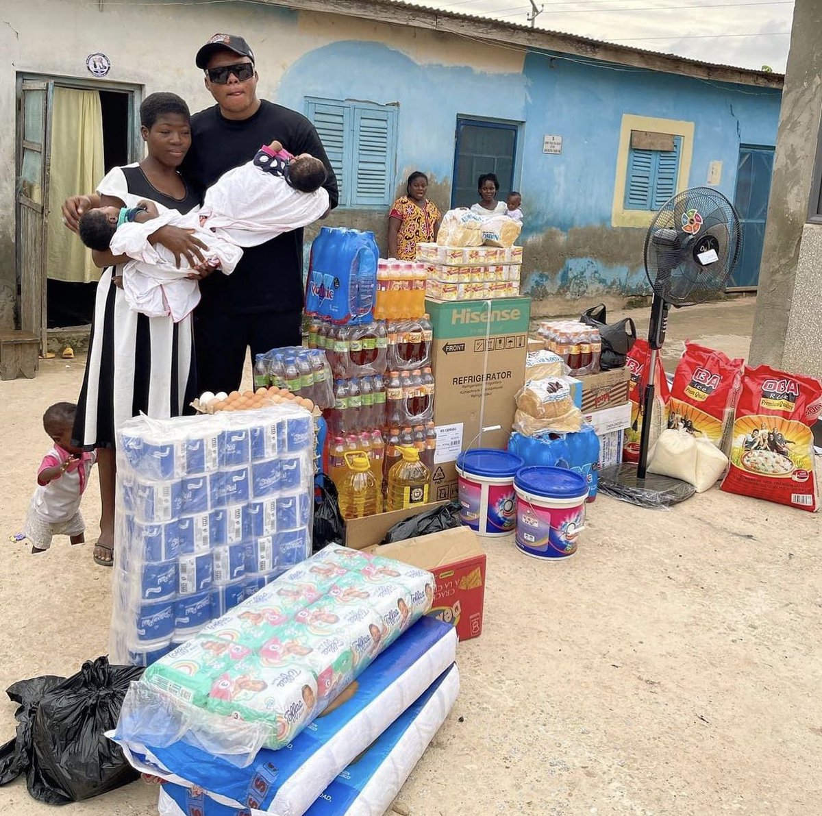 SIKAOFFICIAL1's tweet photo. David Boahen Deuces, CEO of ‘Inner Real Life’ group on facebook, drove all the way from Accra to donate all these items to 17year old Diana and her 2 set of Twins. 

 Some of the items were  refrigerator, fan, gas cooker, and many other food items. https://t.co/dYBIBTxOrj