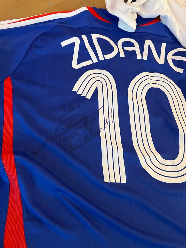 neonwx's tweet photo. Grande Zizou! Merci https://t.co/P9I3gI9d67