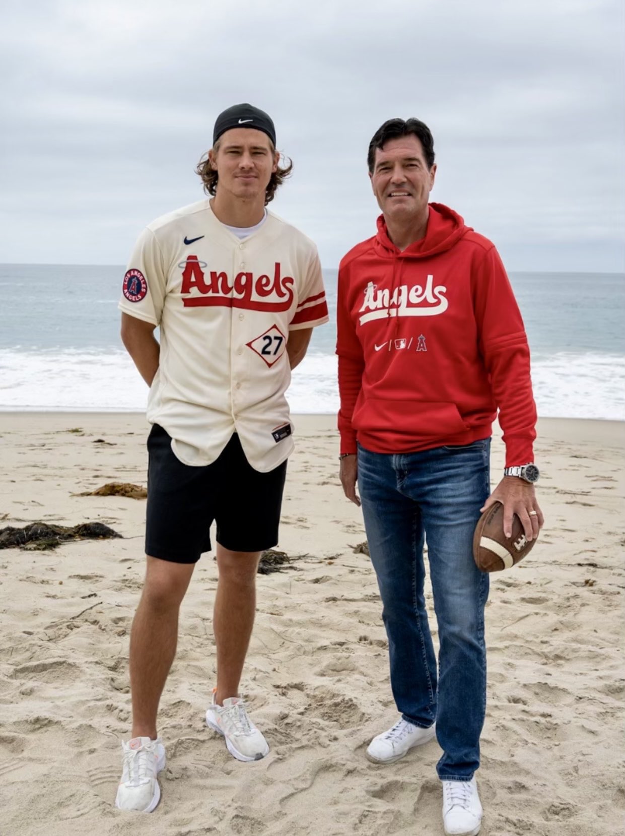 Mark Gubicza on X: Justin Herbert!!! Way to rock the City Connect ⁦@Angels⁩  jersey! ⁦#GoHalos ⁦@nikediamond⁩ ⁦@chargers⁩ 🤟🏼⚾️🏈   / X