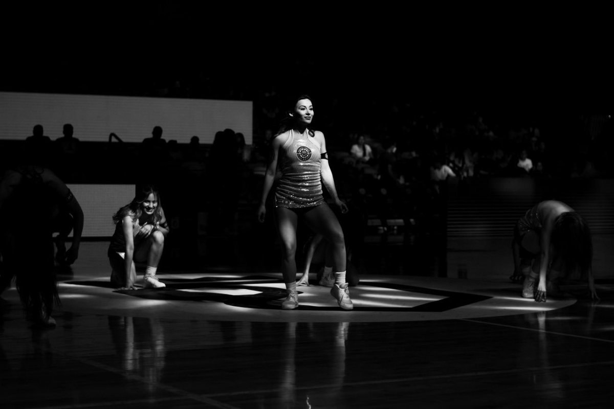 Brillando en La Fortaleza junto al mejor equipo de animación 🤩 💃

¡ Dejemos todo en la duela ! 😏

#TodosSomosFuerza 🟡⚫