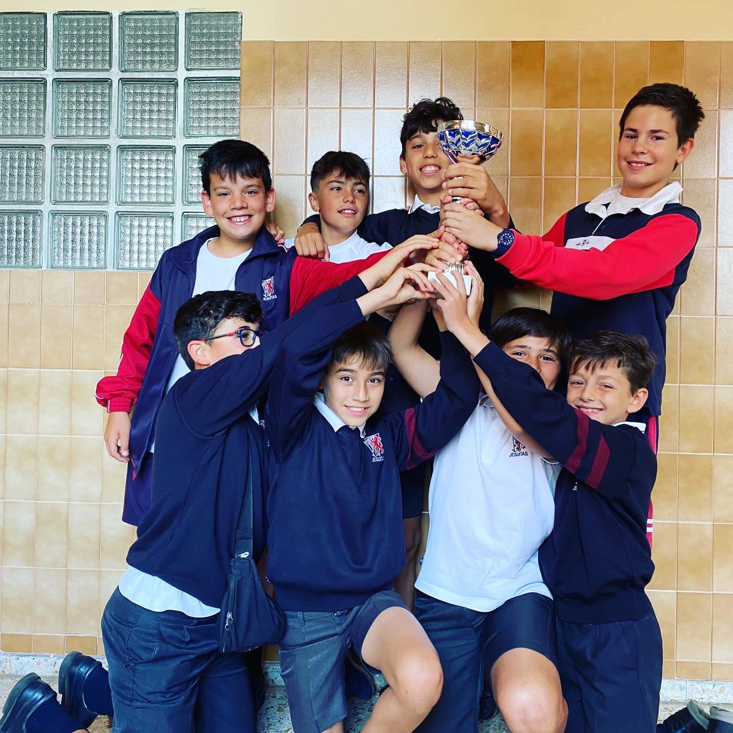 Jesuitas León "Nuestros alumnos de 6° de Primaria del club de fútbol Loyola colegio posando con el trofeo que han ganado quedando los cuartos del torneo de la Virgen