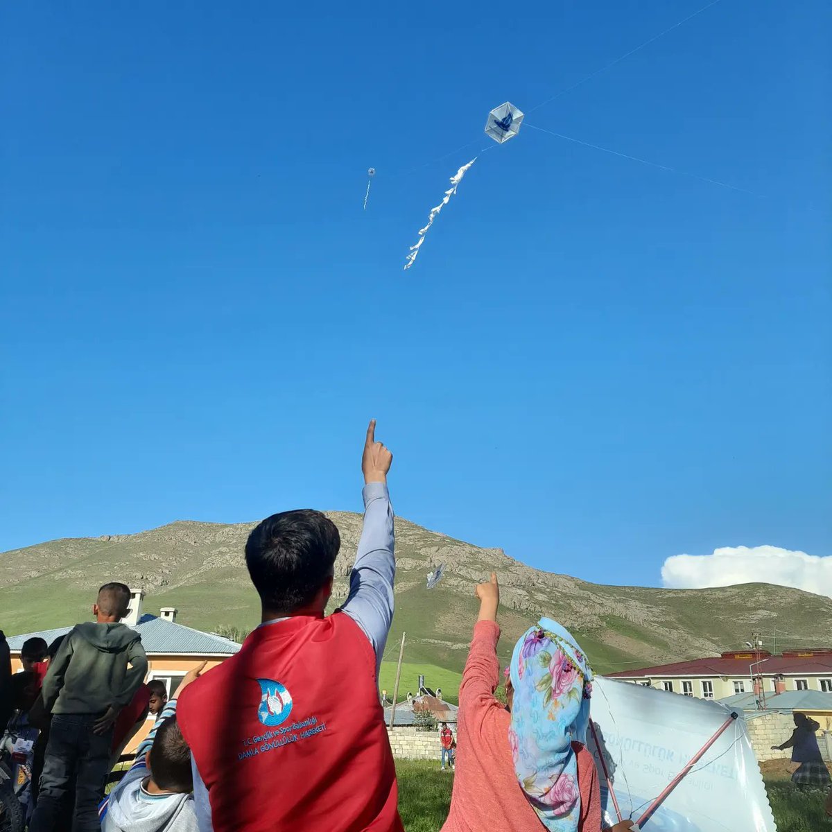 Tertemiz hayalleri uçsuz bucaksız gökyüzü ile süslemek.. Hayal kurmayı hayal etmek.. Minicik yüreklerin hayatlarımızda bıraktığı o kocaman izler. Yaşadığımız dünya hengamesinin arasında kısa bir nefes molası..