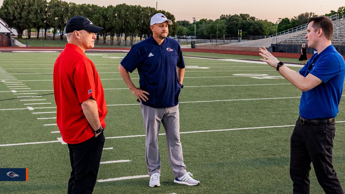 UTSAFTBL's tweet photo. FORGED ON FRIDAY

UTSA head coach Jeff Traylor graces the cover of the 2022 Dave Campbell's Texas Football magazine, the "Bible of Texas Football"

🔗 https://t.co/gyPp0pq4Ho

#210TriangleOfToughness | #BirdsUp 🤙 https://t.co/P5MfscUgCy