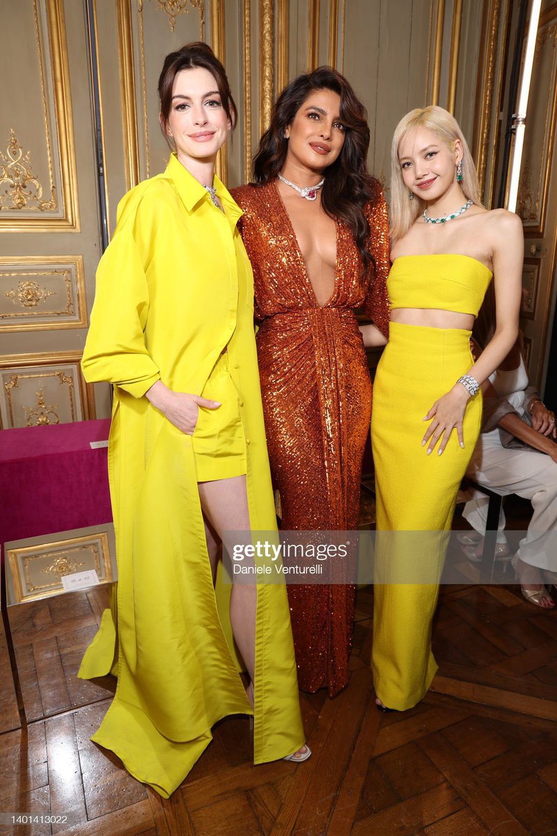 BPINKLATINO's tweet photo. ¡Las 3 embajadoras de BVLGARI juntas por primera vez,LISA,Priyanka Chopra y Anne Hathaway en el evento de su marca! 

LISA IN HIGH JEWELRY SHOW
#LALISAxBvlgariEden @BLACKPINK https://t.co/f3BUIRdtlm