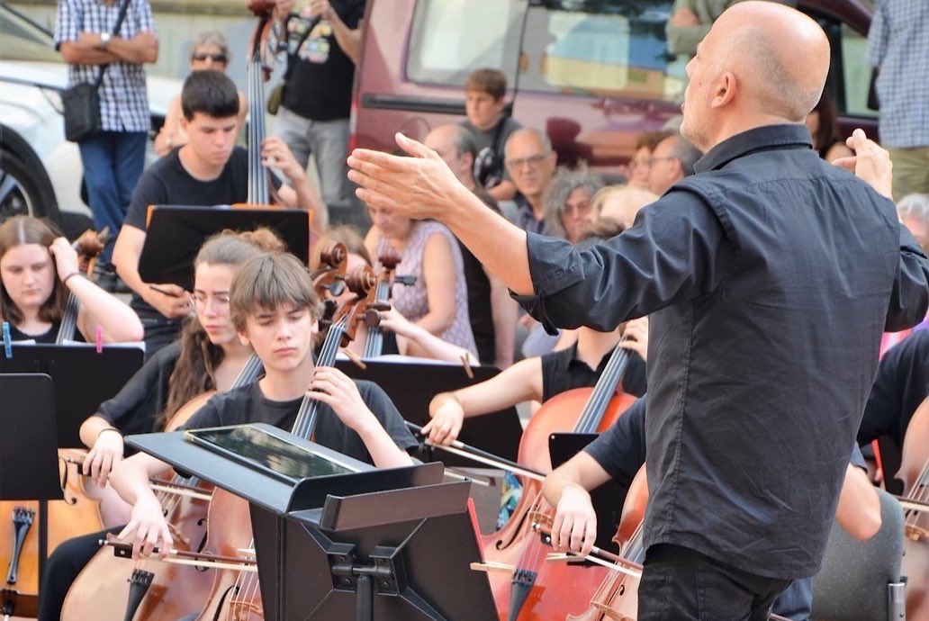 Conservatori Manresa (@cmmmanresa) on Twitter photo Dissabte passat a la plaça de la música, vàrem viure un esdeveniment ben especial:
La Banda Simfònica i les Orquestres Simfònica i Juvenil del CMMM es van fusionar per interpretar les músiques del #correfoc de #manresa que tornaran a lluïr a la tardor 🙌🏼
<a href="/FMediterrania/">Fira Mediterrània</a> Dissabte passat a la plaça de la música, vàrem viure un esdeveniment ben especial:
La Banda Simfònica i les Orquestres Simfònica i Juvenil del CMMM es van fusionar per interpretar les músiques del #correfoc de #manresa que tornaran a lluïr a la tardor 🙌🏼
<a href="/FMediterrania/">Fira Mediterrània</a>