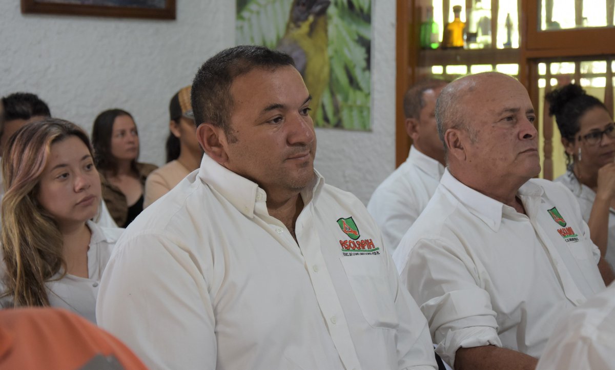 CAMHUILA's tweet photo. #NoticiasCAM 🗣️ | Ladrilleros 👷👷‍♀️🧱 de #Pitalito ya cuentan con licencia ambiental.
Los ladrilleros 👷🧱 agremiados deberán realizar su actividad de manera sostenible ♻️💚 y en concordancia con los principios de ecología y el plan de manejo ambiental . 👉https://t.co/XMS1pESsol https://t.co/I21D4je4VX