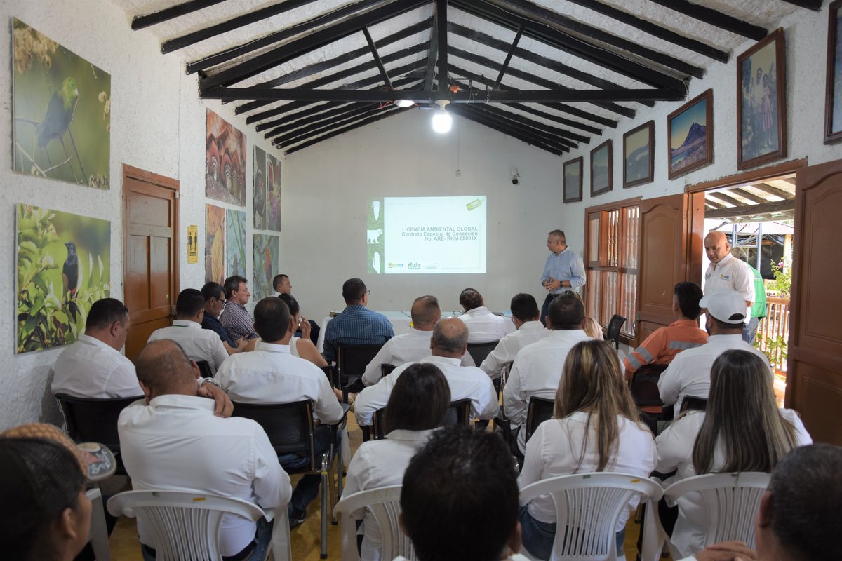 CAMHUILA's tweet photo. #NoticiasCAM 🗣️ | Ladrilleros 👷👷‍♀️🧱 de #Pitalito ya cuentan con licencia ambiental.
Los ladrilleros 👷🧱 agremiados deberán realizar su actividad de manera sostenible ♻️💚 y en concordancia con los principios de ecología y el plan de manejo ambiental . 👉https://t.co/XMS1pESsol https://t.co/I21D4je4VX
