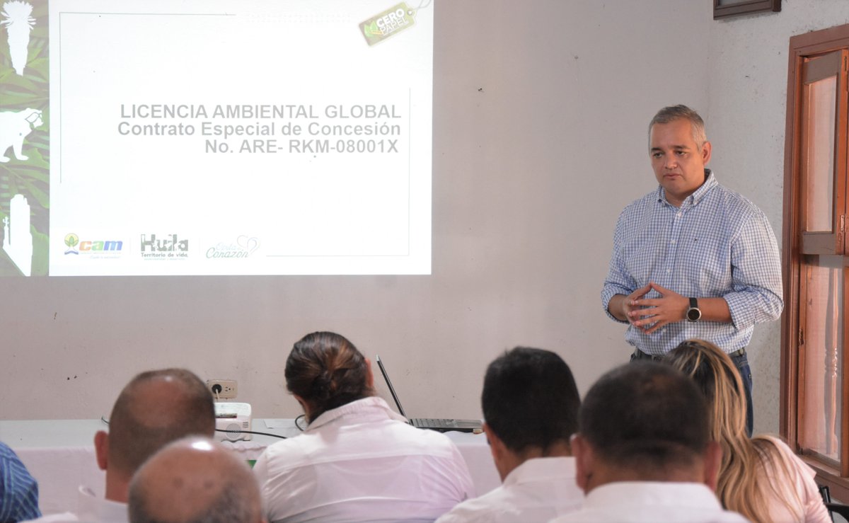 CAMHUILA's tweet photo. #NoticiasCAM 🗣️ | Ladrilleros 👷👷‍♀️🧱 de #Pitalito ya cuentan con licencia ambiental.
Los ladrilleros 👷🧱 agremiados deberán realizar su actividad de manera sostenible ♻️💚 y en concordancia con los principios de ecología y el plan de manejo ambiental . 👉https://t.co/XMS1pESsol https://t.co/I21D4je4VX