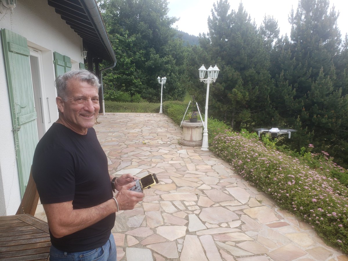 ElfegoIII's tweet photo. In Geneva now. Leave tomorrow for Košice,Slovakia &amp; our 6th delivery mission. Test flying 1of4 drones we will deliver along w/ 20metal detectors, 20metal detector pinpoint probes, 20 individual first aid trauma kits and other medical gear.
https://t.co/1f3sgwTKOu
Slava Ukraini 🇺🇦 https://t.co/ErrVvZ1UfP