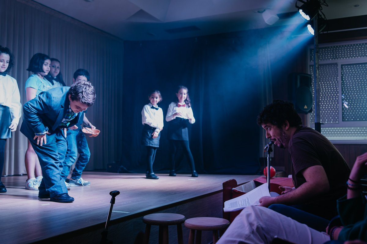 Hoy han subido a escena los niños de tercero y cuarto de primaria. Entre ocho y diez años.
Y qué bien me lo paso con ellos.
Reírse muchísimo y disfrutar no está reñido con hacer un gran trabajo. Y ellos son capaces de ambas cosas.